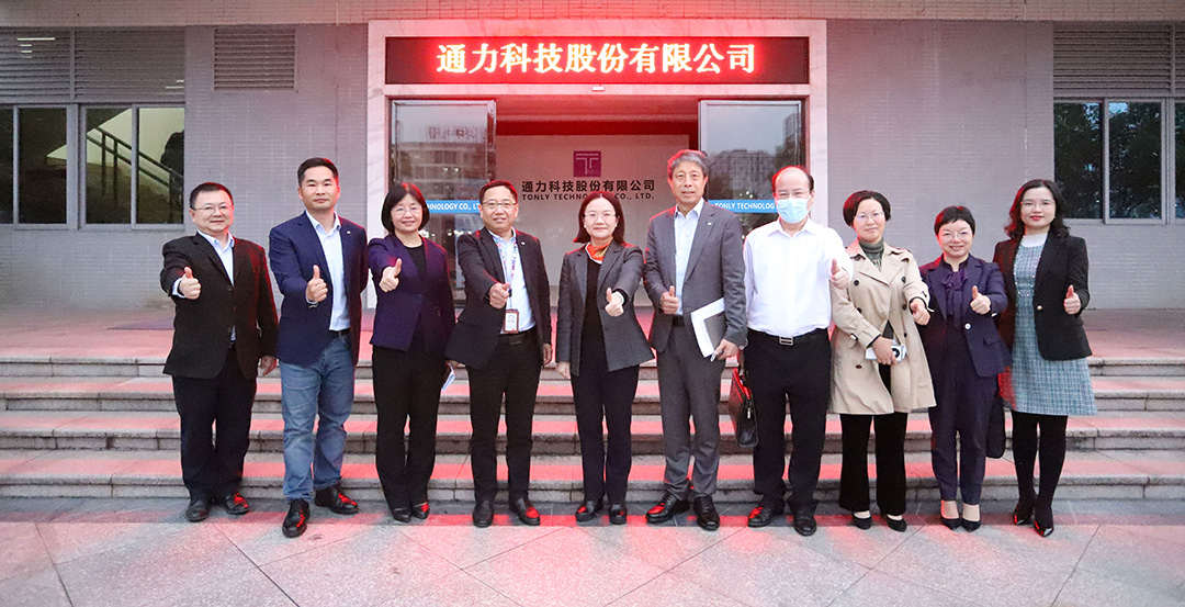 西安市当局李俊玲副市长一行到Z6尊龙抖圈科技调研 (2).jpg